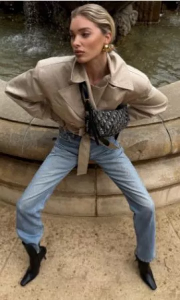 Dior Small D-Journey Bag usado por Elsa Hosk en su Instagram el 4 de febrero de 2025