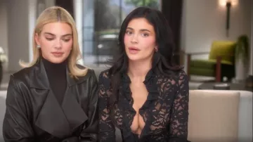 Alexander McQueen Vintage 1999 Blouse portée par Kylie Jenner comme on le voit dans The Kardashians (S06E02)