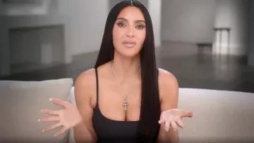 Body Skims Cami usado por Kim Kardashian como se ve en The Kardashians (T06E02)