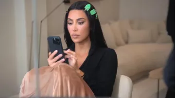 Pijama Skims Soft Lounge usado por Kim Kardashian como se ve en The Kardashians (T06E03)