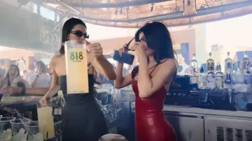 Coque de téléphone personnalisée Casetify portée par Kylie Jenner comme on le voit dans The Kardashians (S06E03)