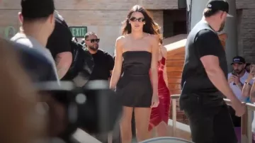 Jupe-short One Mile Benny portée par Kendall Jenner vue dans The Kardashians (S06E03)