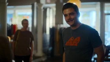 Triangles géométriques abstraits orange, cubes et lignes, design de Joel (Wagner Moura) pendant la guerre civile