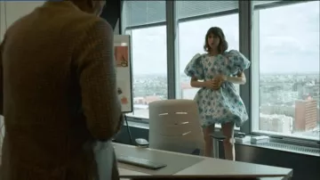 Robe bleue et blanche avec effet volume de Carmen (Paula Malia) dans Valeria (S04E06)