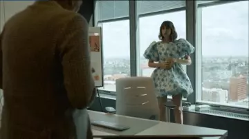 Robe bleue et blanche avec effet volume de Carmen (Paula Malia) dans Valeria (S04E06)