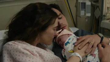 Juré #2 Tenues de film : Justin Kemp (Nicholas Hoult) porte une montre grise à la maternité