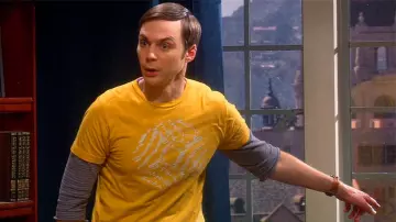 Camiseta amarilla redonda de arte gráfico garabato de Sheldon Cooper (Jim Parsons) en The Big Bang Theory (S05E09)