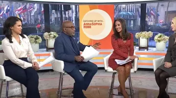 Blusa de satén de seda Kobi Halperin Nellie usada por Laura Jarrett como se ve en Today el 21 de febrero de 2025