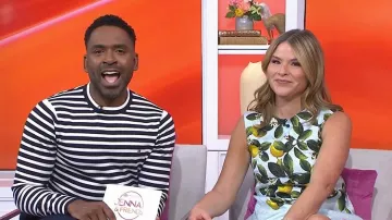 Pull à rayures à col rond Tommy Hilfiger porté par Justin Sylvester comme on le voit dans Today with Jenna & Friends le 21 février 2025