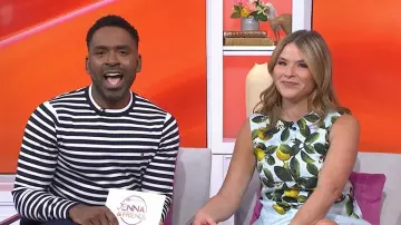 Pull à rayures à col rond Tommy Hilfiger porté par Justin Sylvester comme on le voit dans Today with Jenna & Friends le 21 février 2025