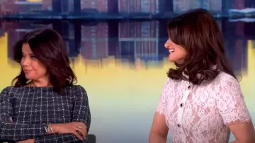 Vestido midi de encaje blanco con botones y autorretrato usado por Idina Menzel visto en The View el 20 de febrero de 2025