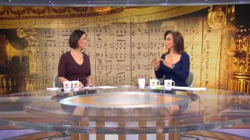 Robe en tricot à col en V avec manches courtes portée par Dana Jacobson comme on le voit dans CBS Mornings le 16 février 2025