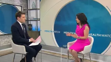 Robe noire Halo Jackie O Sheath portée par Celine Gounder telle que vue dans CBS Mornings le 17 février 2025