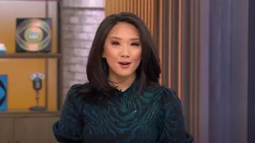 Diane von Furstenberg Nella Dress in Moire Tiger portée par Nancy Chen comme on le voit dans CBS Mornings le 18 février 2025