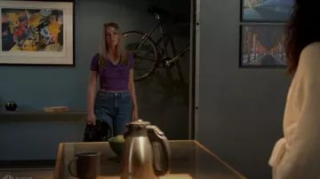 Vaqueros de pierna ancha madre usados por Lizzy Novak (Jocelyn Hudon) como se ve en Chicago Fire (T13E12)