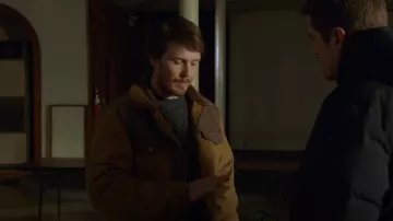 Veste isolée Carhartt Relaxed Fit portée par William Smillie (Kevin Hadley) comme on le voit dans Chicago Fire (S13E13)