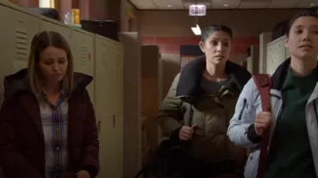 Chemise western J.Crew portée par Lyla Novak (Jocelyn Hudon) vue dans Chicago Fire (S13E13)