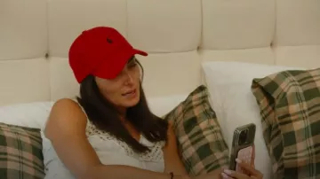 Gorra Polo Ralph Lauren Chino en RL Red usada por Paige DeSorbo como se ve en Summer House (S09E02)