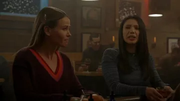 Marine Layer Bella Sweater en Plum porté par Lyla Novak (Jocelyn Hudon) comme on le voit dans Chicago Fire (S13E13)