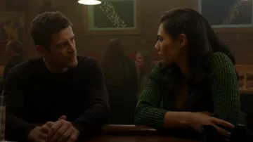 Cardigan en tricot Ganni porté par Violet Mikami (Hanako Greensmith) comme on le voit dans Chicago Fire (S13E13)