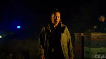 Lacoste Oversized Water-Repellent Parka of Sarah Truong (Mayko Nguyen) in Hudson & Rex (S07E06)