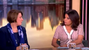 Ramy Brook Ronda Stripe Robe midi en tricot jacquard portée par Ana Navarro comme on le voit dans The View le 24 février 2025
