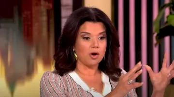 Pendientes de perla texturizada de Jennifer Miller usados por Ana Navarro como se ve en The View el 24 de febrero de 2025