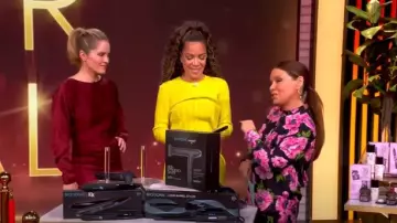 Chemise en soie fleurie coquelicot Stella McCartney portée par Gretta Monahan, comme on le voit dans The View le 24 février 2025