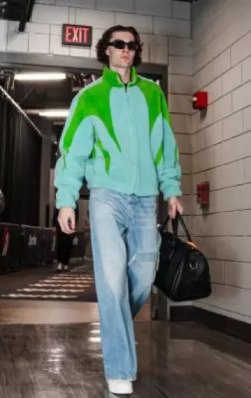 Louis Vuitton Veste de survêtement en peau lainée bleu clair et vert fluo portée par Josh Giddey sur le compte Instagram @sixers