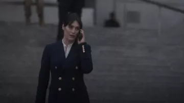 Blouse Club Monaco Helek portée par Alexandra Mullen (Lizzy Caplan) comme on le voit dans Zero Day (S01E01)