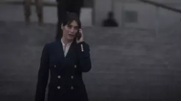 Blusa Helek del Club Monaco usada por Alexandra Mullen (Lizzy Caplan) como se ve en Zero Day (S01E01)
