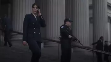 Blazer de crepé de lana de Ralph Lauren usado por Alexandra Mullen (Lizzy Caplan) como se ve en Zero Day (S01E01)