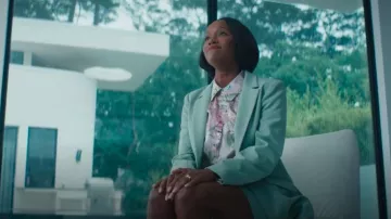 Blusa L'Agence Tyler en mariposa de nieve lila usada por Catherine (Aja Naomi King) como se ve en Grosse Pointe Garden Society (S01E01)