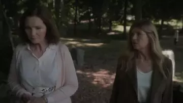 Chaleco delantero de seda Reiss Riley en blanco usado por Valerie Whitesell (Connie Britton) como se ve en Zero Day (S01E02)