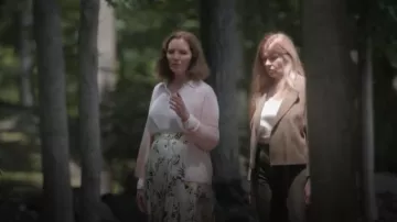 Falda plisada de seda de Tory Burch usada por Sheila Mullen (Joan Allen) como se ve en Zero Day (S01E02)