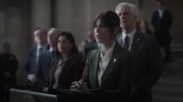 Blazer de lana Theory Etiennette usado por Alexandra Mullen (Lizzy Caplan) como se ve en Zero Day (S01E02)