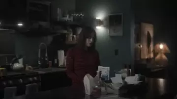 Top de cuello redondo a rayas Nili Lotan usado por Alexandra Mullen (Lizzy Caplan) como se ve en Zero Day (S01E02)