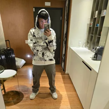 Sudadera con capucha con cremallera Denim Tears Grey Camo Cotton Wreath que usó Duki en la cuenta de Instagram @duki