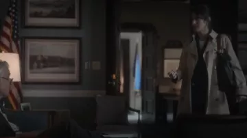 Burberry Gabardine Trench Coat worn by Alexandra Mullen (Lizzy Caplan) as seen in Zero Day (S01E03)