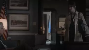 Gabardina de Burberry Trench usada por Alexandra Mullen (Lizzy Caplan) como se ve en Zero Day (S01E03)