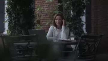 Veste Lululemon Define portée par Sheila Mullen (Joan Allen) comme on le voit dans Zero Day (S01E03)