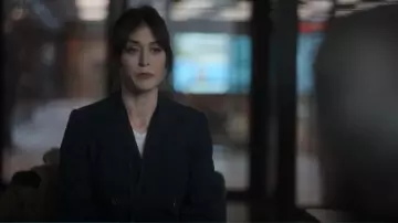 Blazer de crepé de lana de Ralph Lauren usado por Alexandra Mullen (Lizzy Caplan) como se ve en Zero Day (S01E03)