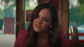 Betsey Johnson Pave Skull Dangle Boucles d’oreilles portées par Birdie (Melissa Fumero) comme on le voit dans Grosse Pointe Garden Society (S01E01)