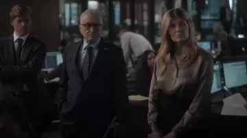 Blusa con cuello en forma de Vince usada por Valerie Whitesell (Connie Britton) como se ve en Zero Day (S01E04)