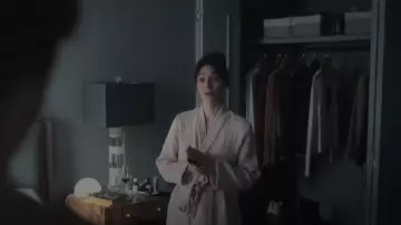 Bata de algodón Parachute Cloud usada por Alexandra Mullen (Lizzy Caplan) como se ve en Zero Day (S01E04)