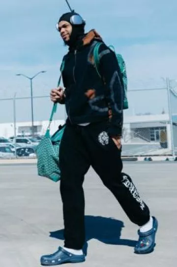 Sudadera con capucha con cremallera y ventana negra y marrón Who Decides War usada por Miles Bridges en la cuenta de Instagram @hornets
