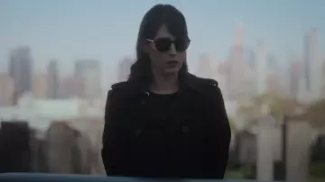 Abrigo de Burberry Waterloo usado por Alexandra Mullen (Lizzy Caplan) como se ve en Zero Day (S01E05)