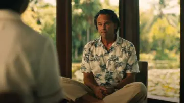 Camisa de bolos floral Eleventy usada por Rick Hatchett (Walton Goggins) como se ve en The White Lotus (S03E02)