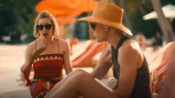 Johanna Ortiz Afrique de l’Est Robe en forme de cœur portée par Kate (Leslie Bibb) comme on le voit dans Le Lotus Blanc (S03E02)