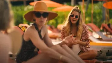 Camisa de seda Valentino Garavani Toile Iconographe usada por Jaclyn Lemon (Michelle Monaghan) como se ve en The White Lotus (T03E02)